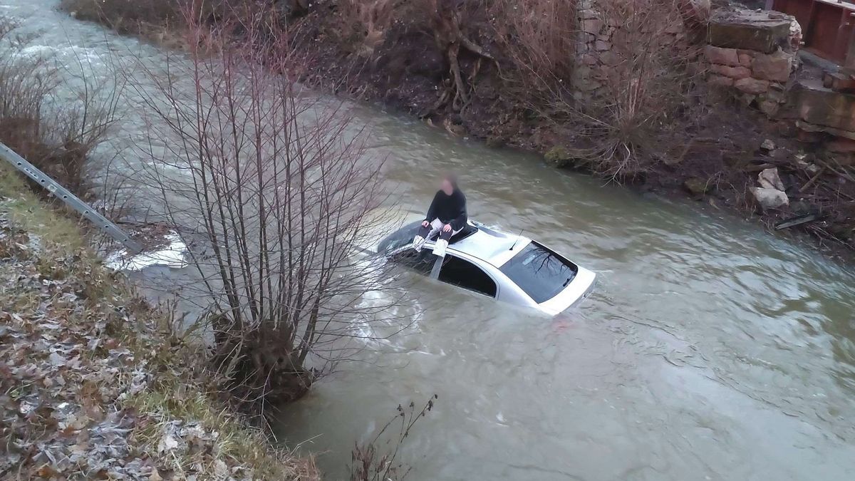 Řidič sjel u Blanska do řeky Punkvy, ze střechy auta ho zachraňovali hasiči